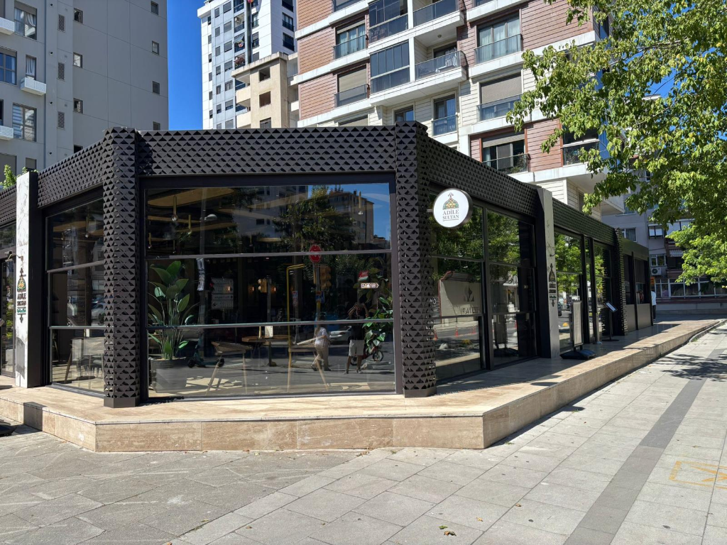 Kafe ve restoran temizliği için gönderilen kafe fotoğrafı