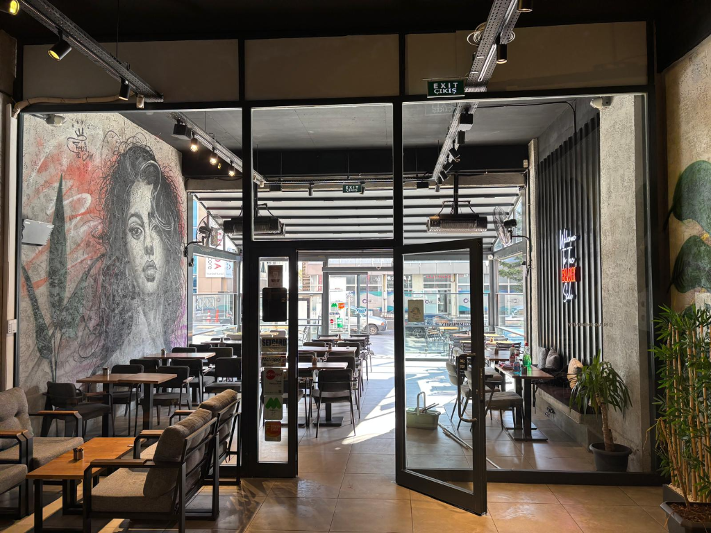 Kafe iç mekânı ve oturma alanı